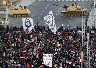 Egyptian Protesters March Towards Presidential Palace