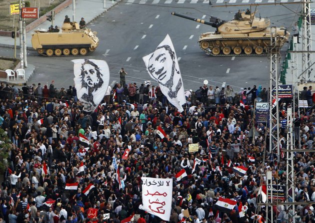 Egyptian Protesters March Towards Presidential Palace