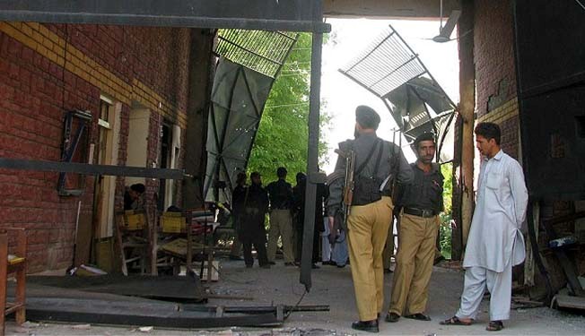 Hundreds escape in Taliban jail attack