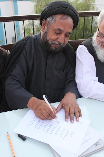 Pakistani Shia Cleric Allama S.Niaz . Hussain Shan Sign an Agreement Condemning Sectarianism