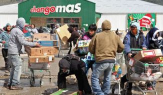 Argentinians Looting and vandalising in the absence of Police c
