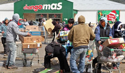 Argentinians Looting and vandalising in the absence of Police c