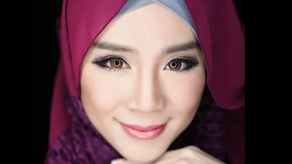 Ex Play Boy Model Yeap converts to Islam