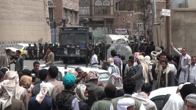 Yemeni Forces Clash with Shia Houthi Fighters in Sanaa