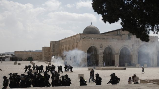 Israel Restricts Palestenian from entering Al Aqsa Mosque