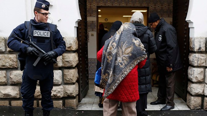 Fench Police Gaurds a Mosque after Recent acceleration in attacks