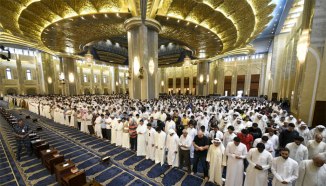 Sunni Shia Muslims Perfrom Friday Prayers United in Kuwait